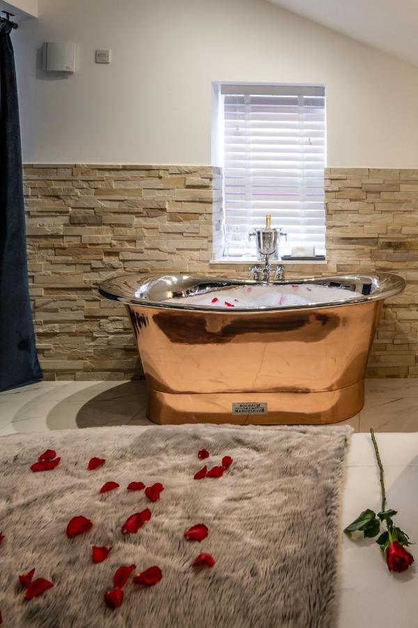 Pamper Yourself In Our Double Sized Copper Tub -2 Bedroom Villa Inverness Exteriér fotografie