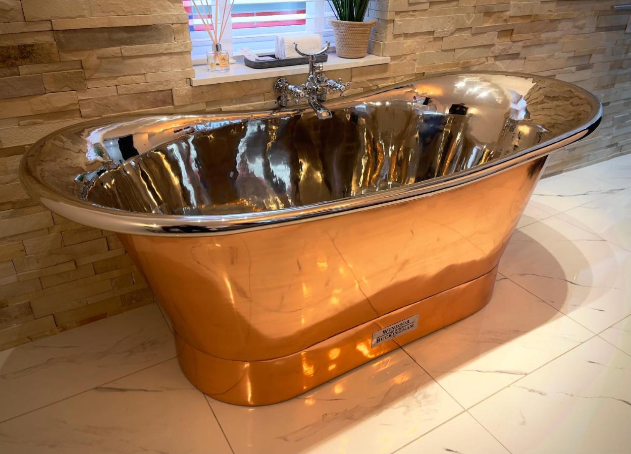 Pamper Yourself In Our Double Sized Copper Tub -2 Bedroom Villa Inverness Exteriér fotografie